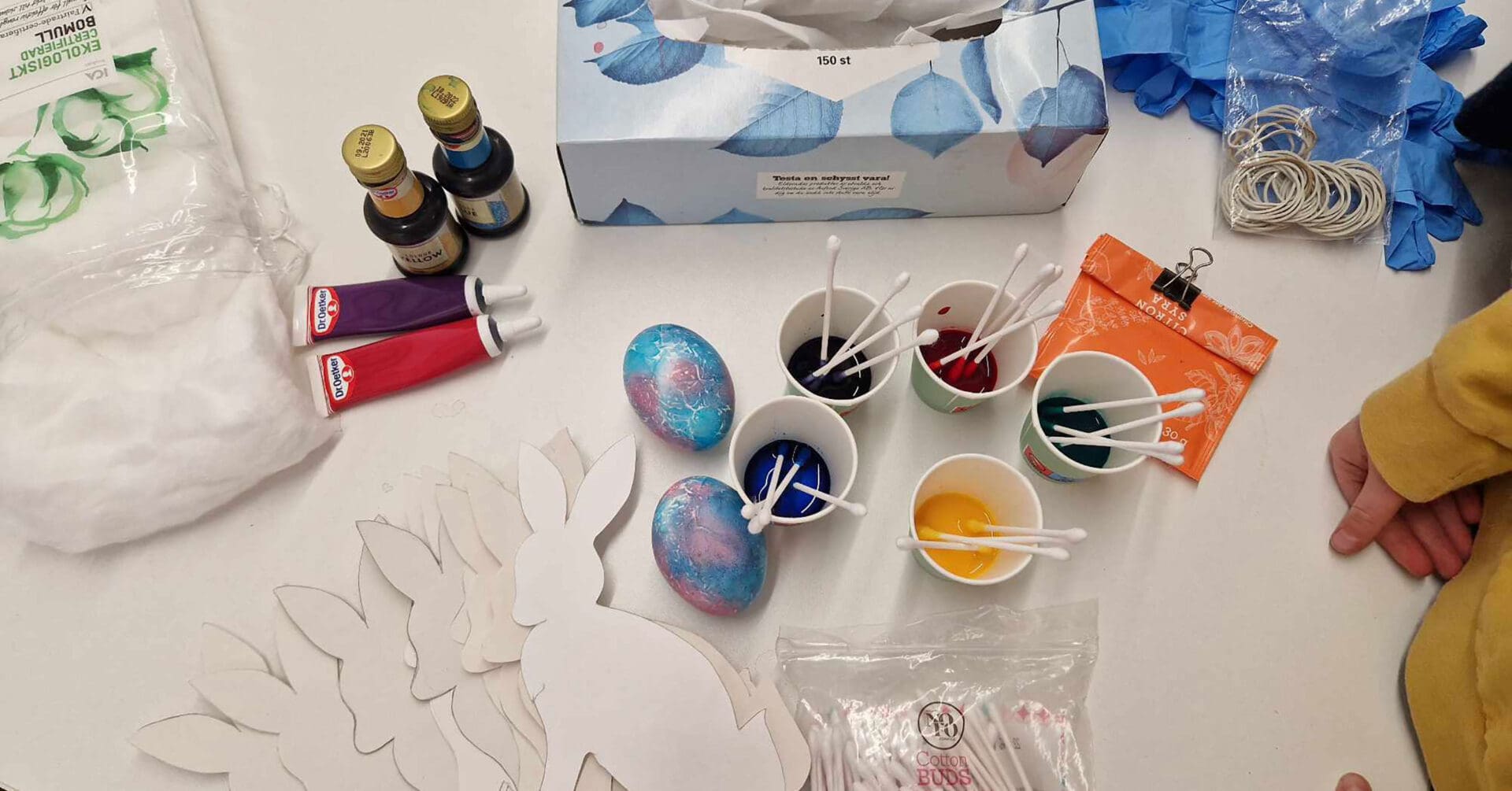 матеріали для розфарбовування яєць і кроликів