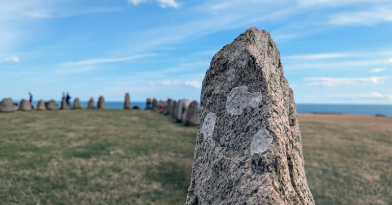 stora stenar på gräs