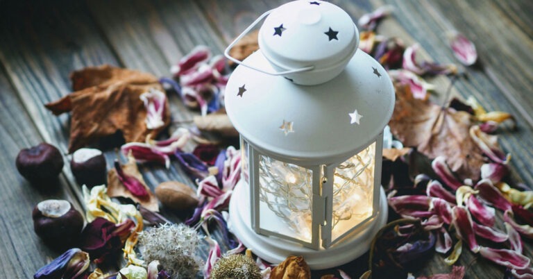 Foto: <a href="https://unsplash.com/@foxfox?utm_content=creditCopyText&utm_medium=referral&utm_source=unsplash">Natalia Y.</a>/<a href="https://unsplash.com/photos/white-candle-lantern-surrounded-petals-wRPmw5HlJ0k?utm_content=creditCopyText&utm_medium=referral&utm_source=unsplash">Unsplash</a>.