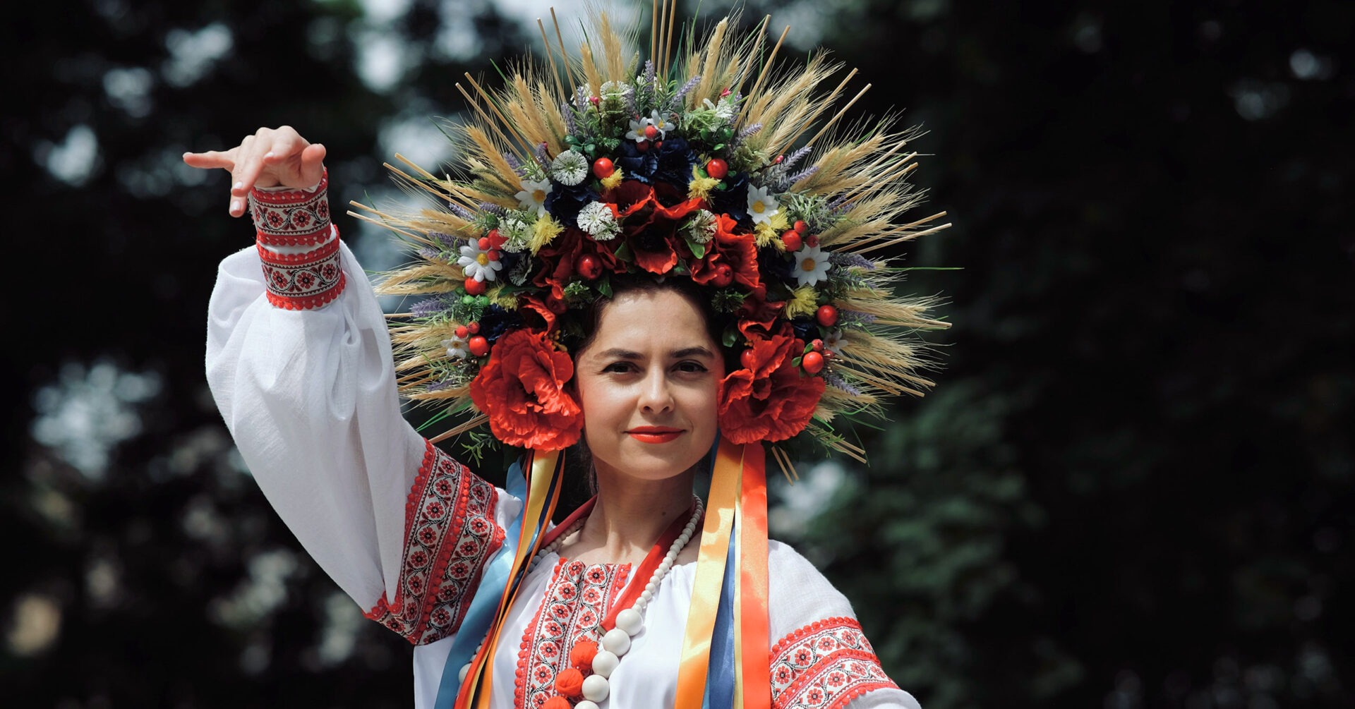 Ukrainsk kvinna. Foto: <a href="https://unsplash.com/@v1d?utm_content=creditCopyText&utm_medium=referral&utm_source=unsplash">Dmytro Vynohradov</a>/<a href="https://unsplash.com/photos/a-woman-in-a-costume-with-a-wreath-on-her-head-wSREWyNifBs?utm_content=creditCopyText&utm_medium=referral&utm_source=unsplash">Unsplash</a>.
