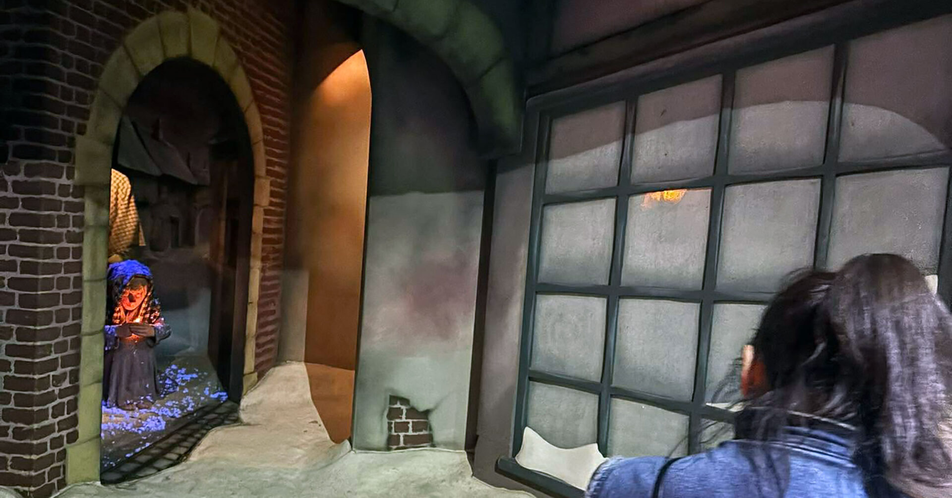 людина дивиться в музеї