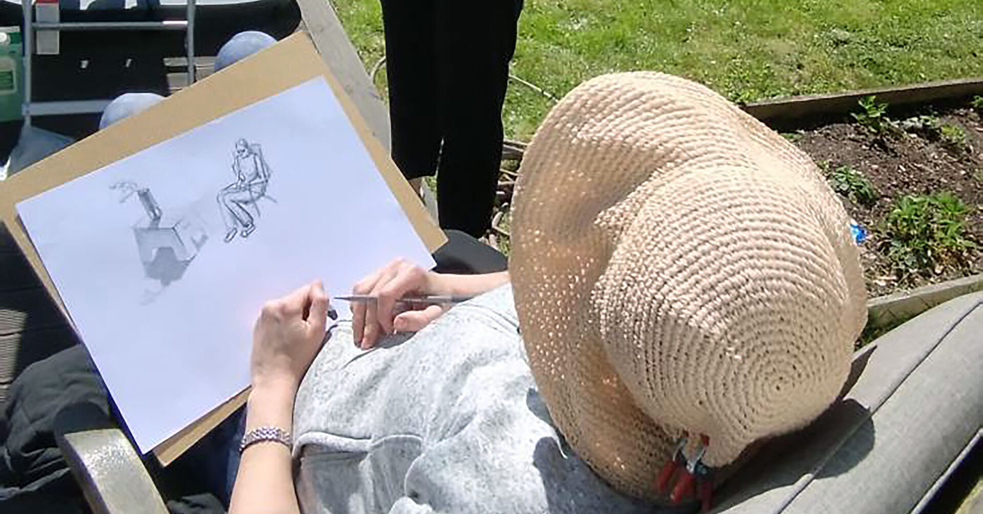 человек, рисующий на улице