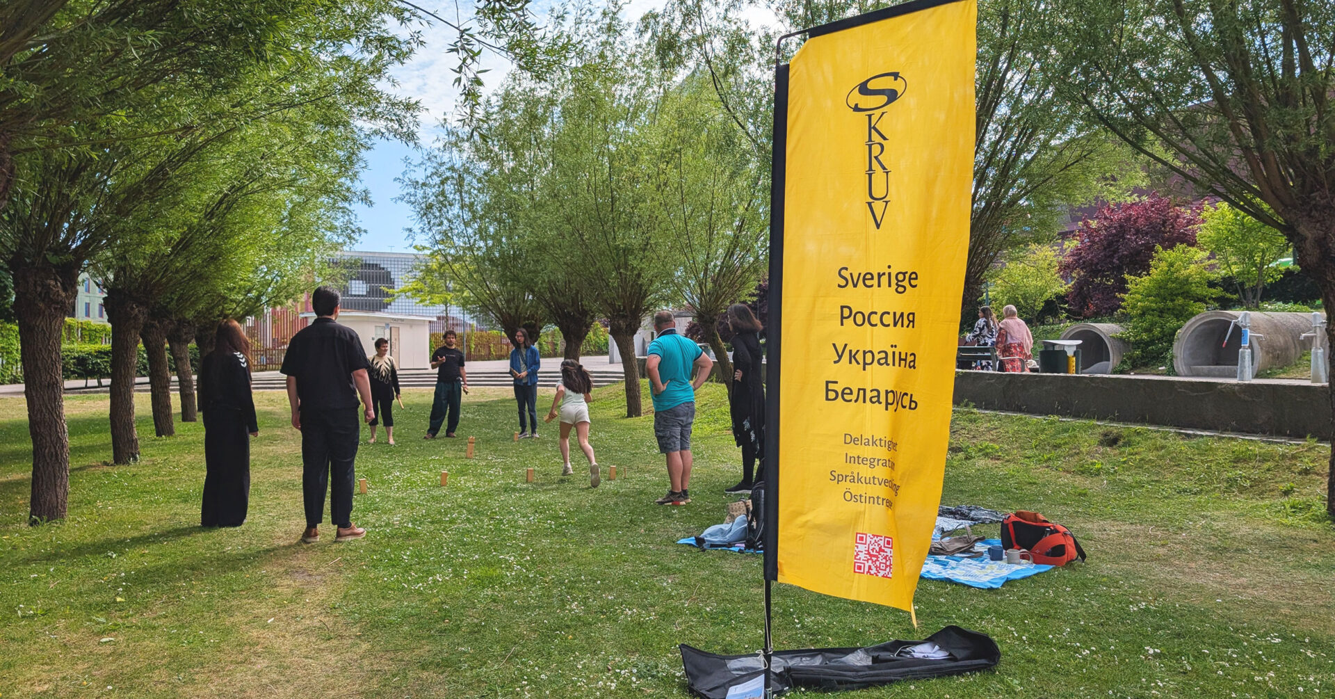 människor som spelar kubb på gräs