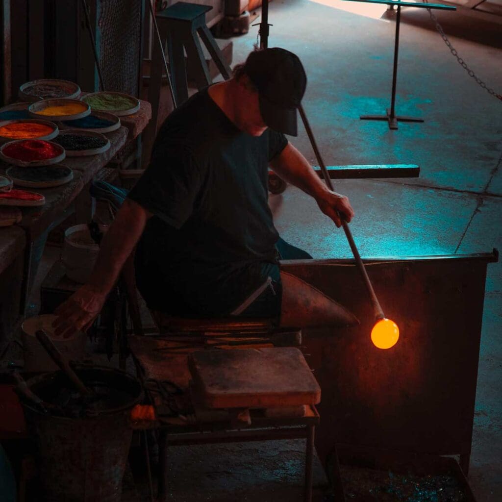 мужчина готовит стекло к обработке