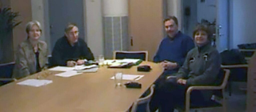 четыре человека за столом в конференц-зале