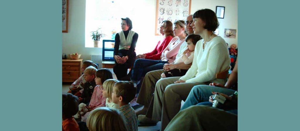 взрослые и дети, сидящие зрителями
