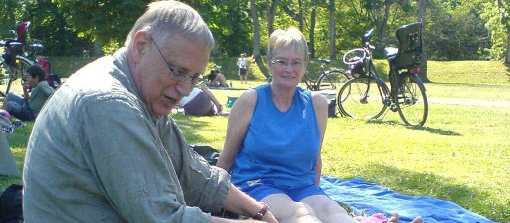 en man och en kvinna som sitter på en gräsmatta