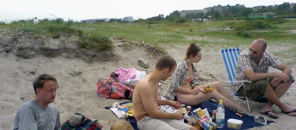 människor som sitter på en strand