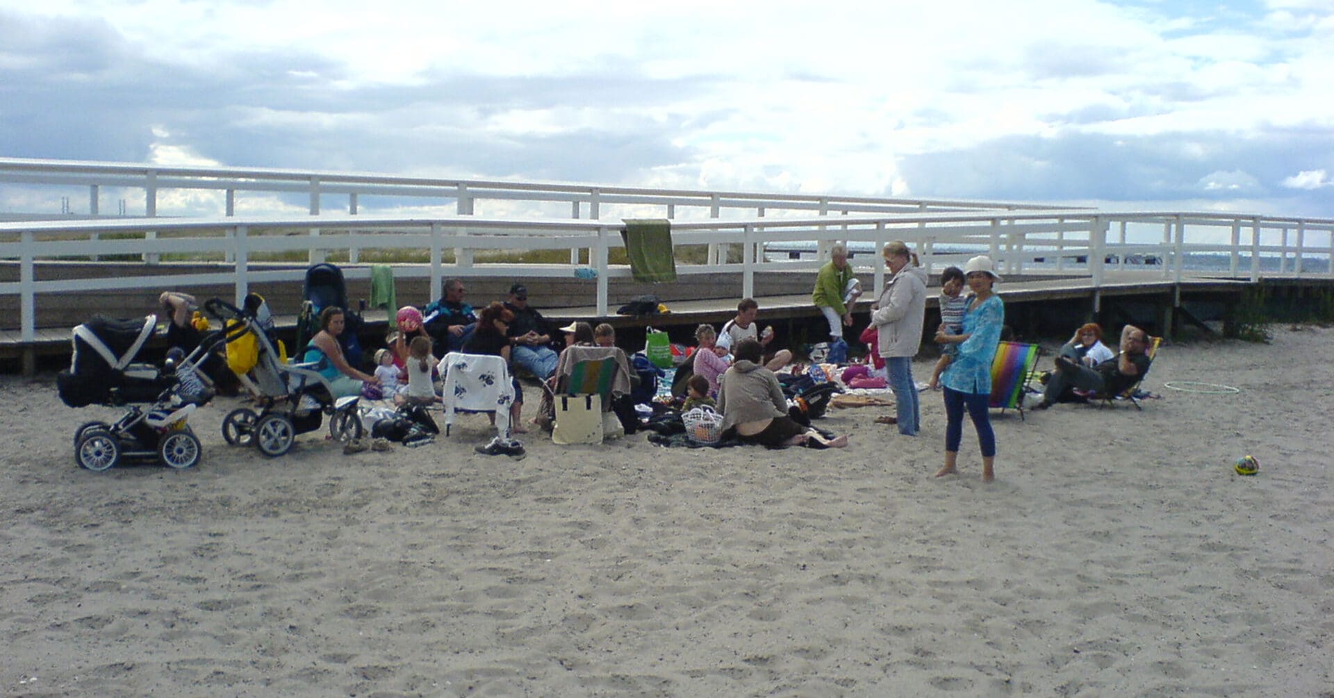 группа людей на пляже