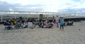 en grupp människor på en strand