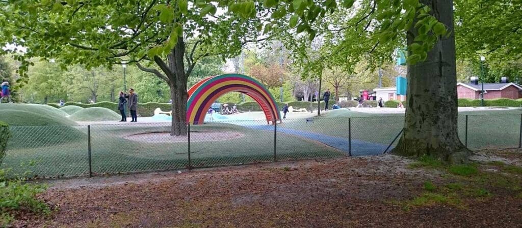 детская игровая площадка с горкой в виде радуги