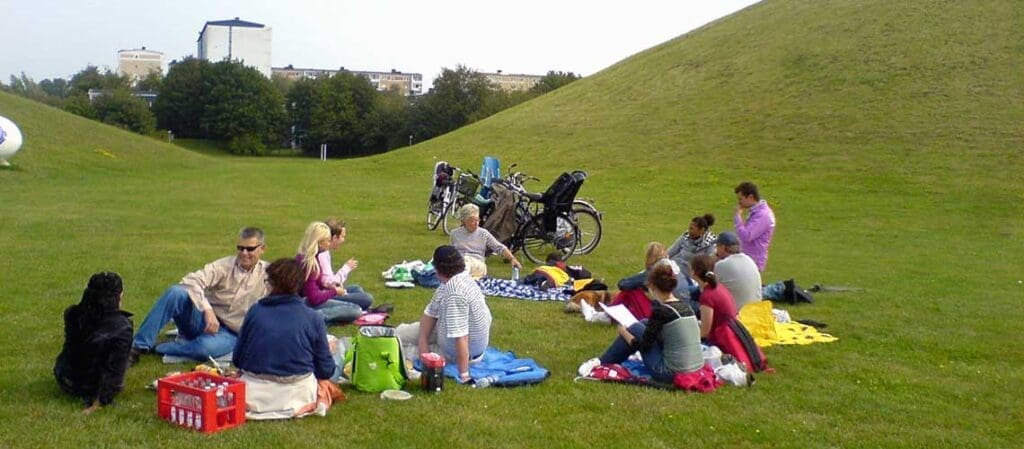 människor som har picknick mellan gräsklädda kullar