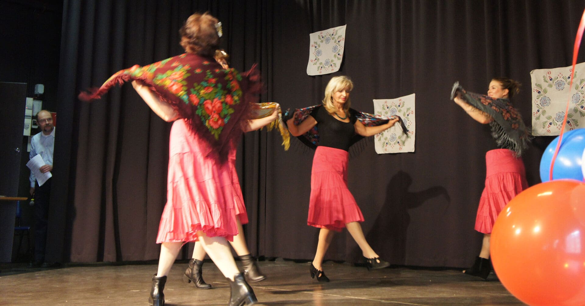 fyra kvinnor som dansar med sjalar på en scen