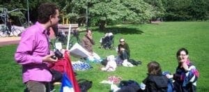 människor som har picknick på en gräsmatta