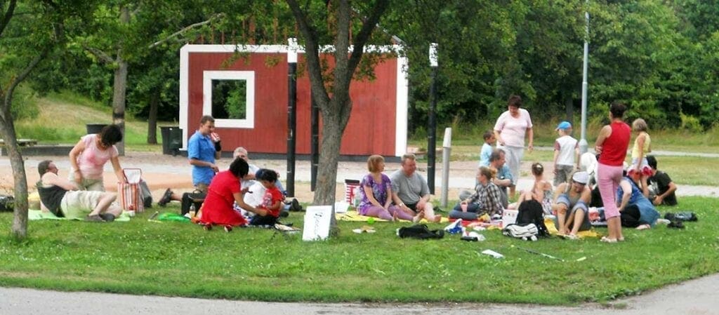människor som sitter på gräset
