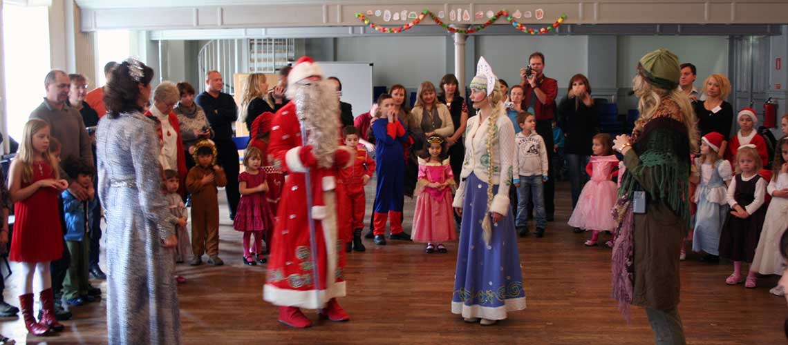 Farfar Frost, Snöflickan och barn på en nyårsföreställning för barn