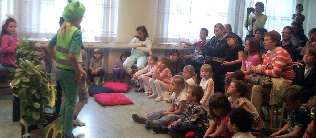 дети и взрослые, сидящие на полу