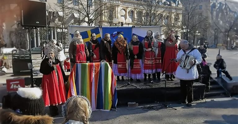 Вокальный ансамбль «Славенка» Общества «Skruv» выступает на Масленице в Стокгольме