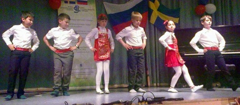 Детская театральная группа выступает на фестивале в Стокгольме