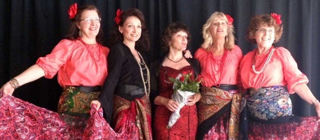 fem kvinnor som står bredvid varandra på en scen och ler