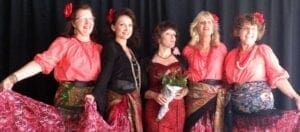 пять женщин, стоящие рядом друг с другом, улыбаясь