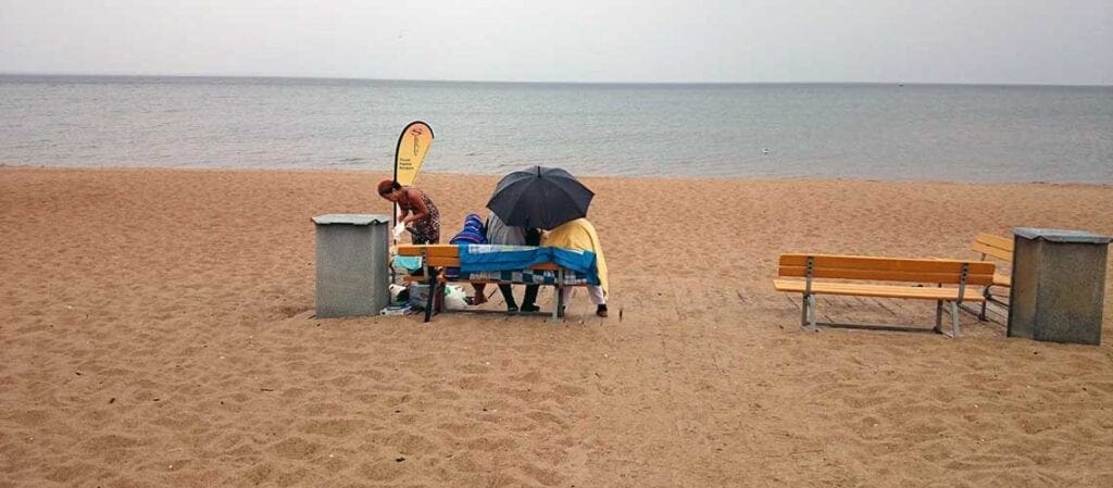 три человека на песчаном пляже