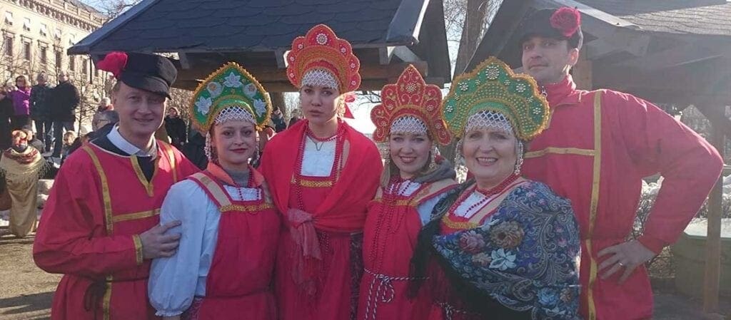 grupp klädd i ryska folkdräkter