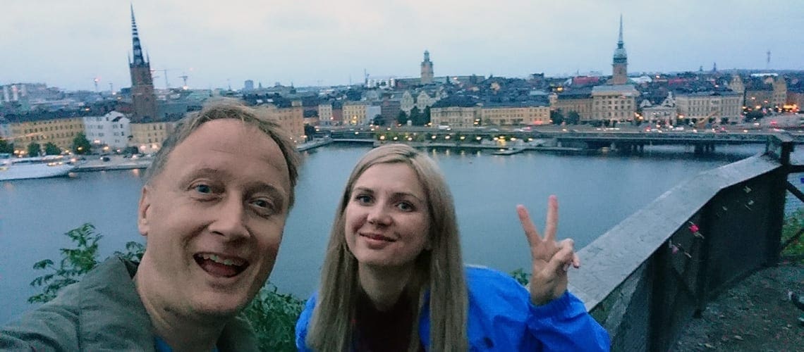 мужчина и женщина перед видом на Стокгольм