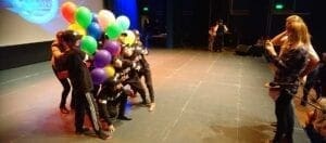 barn med ballonger som blir fotograferade