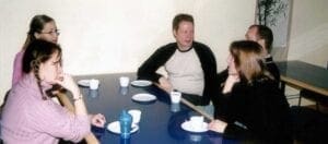 fem personer vid ett bord