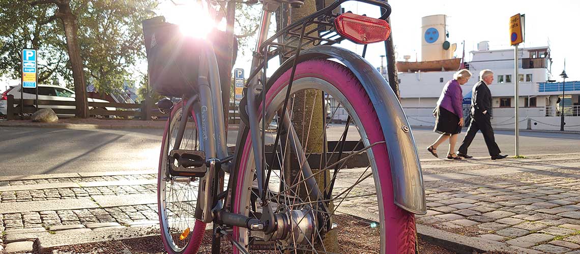 велосипед с розовыми шинами