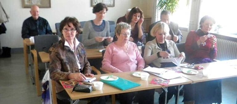 människor som sitter bakom bord i skolsittning