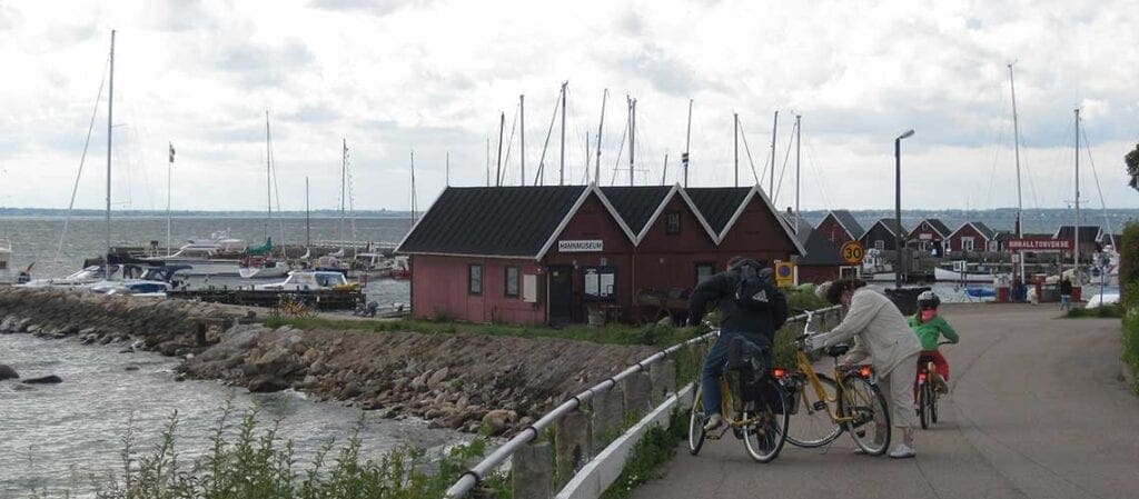 tre cyklister i en hamn