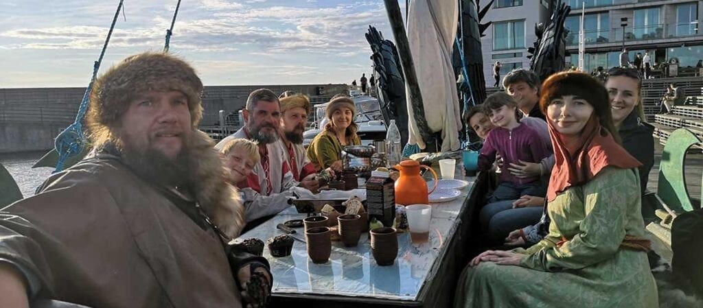 människor vid ett bord ombord på ett skepp