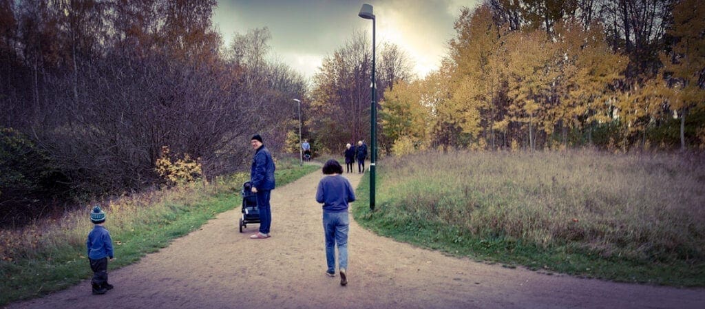 människor som går i en park