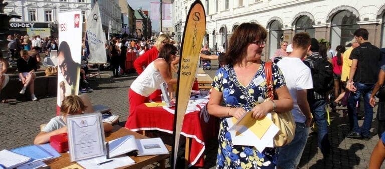 flagga, kvinna och många andra människor