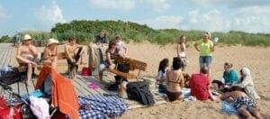 люди, устраивающие пикник на пляже