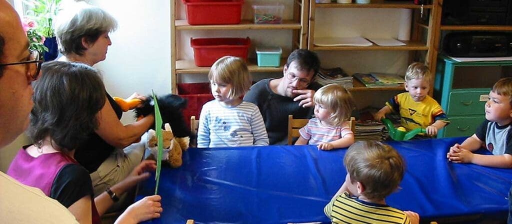 barn och vuxna sittande runt ett bord