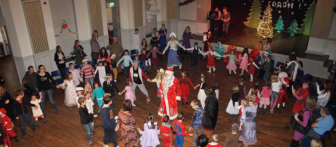 Farfar Frost, Snöflickan, barn och vuxna i ringdans i en stor sal