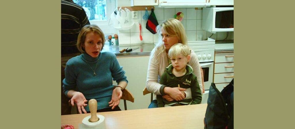 två kvinnor och en pojke som sitter vid ett bord