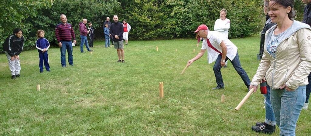 människor som spelar kubb