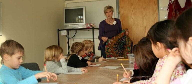 Lektioner på Skruvs barnverksamhet i Malmö med besök av dagstidning