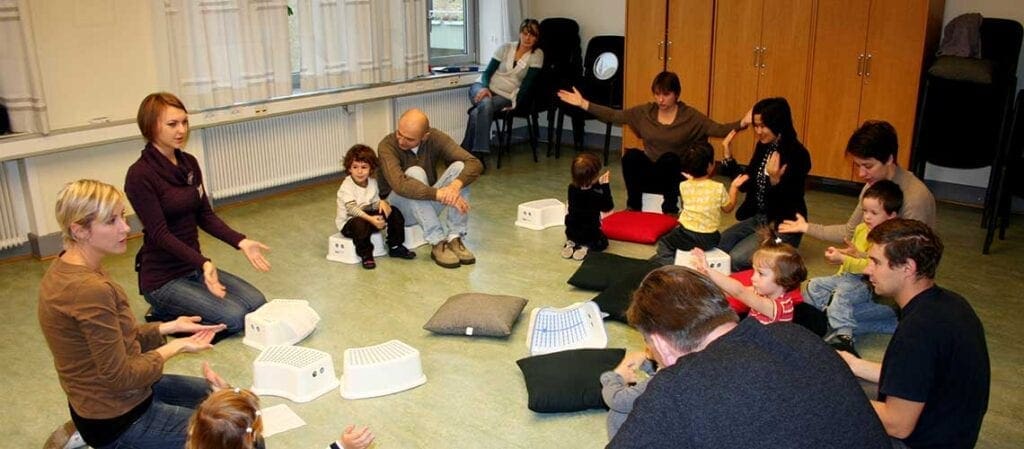 barn och vuxna som sitter på golvet