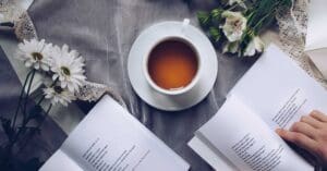 чашка чая, цветы и две открытые книги