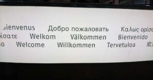 Texten "Välkommen" på olika språk. Foto: Niklas Bönnemark.