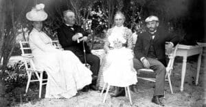 svartvitt foto på fyra vuxna och ett barn sittande utomhus