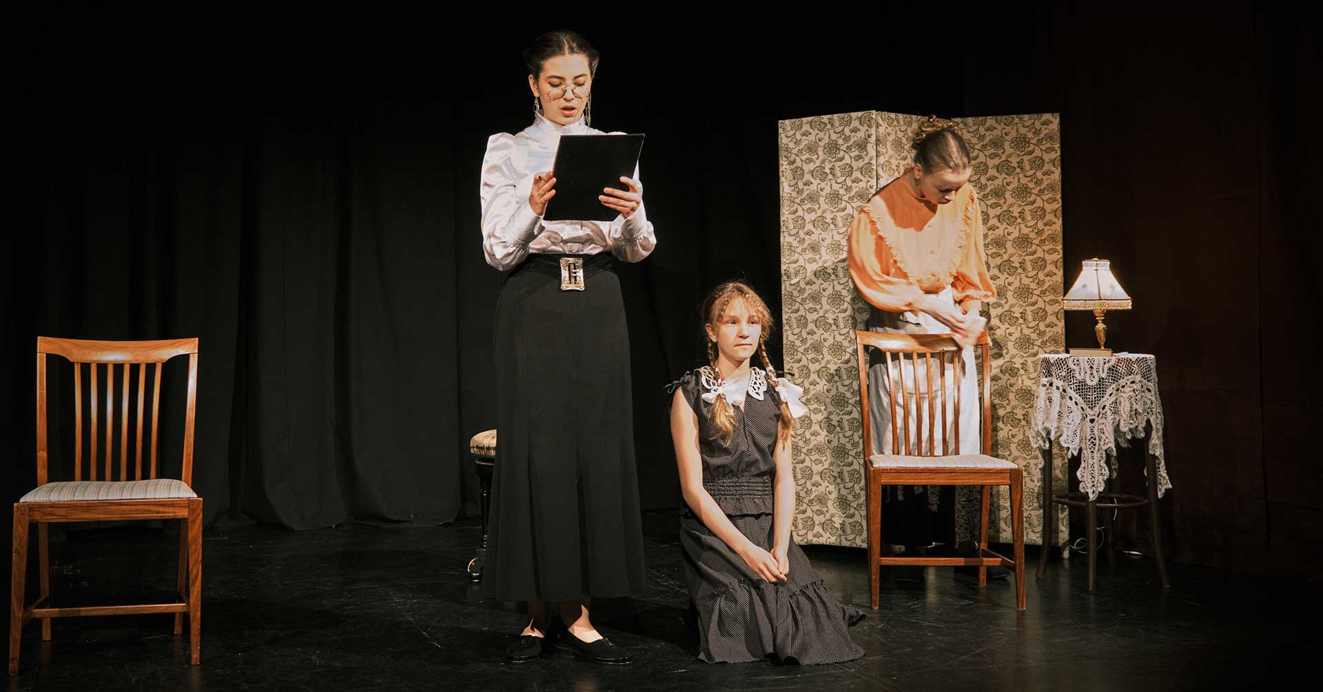 tre flickor på en teaterscen