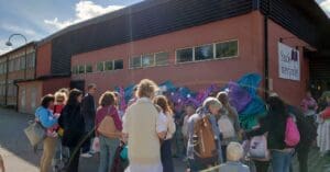 Дети, родители и педагоги собирались на улице перед началом нового учебного года в Колокольчике в Мальме 4 сентября 2022. Фото: Никлас Бённемарк.