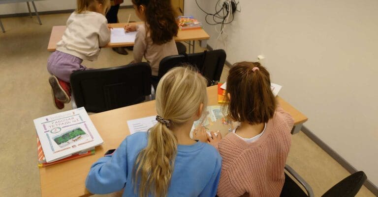 Lektion i rysk språkträning i gruppen Teremok på Skruvs barnverksamhet i Malmö 27 november 2022. Foto: Niklas Bönnemark.