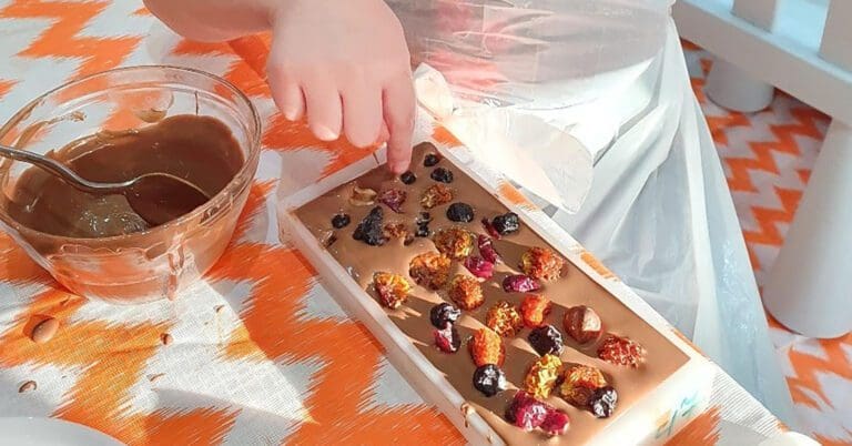 barnhand vid tillverkning av choklad med nötter